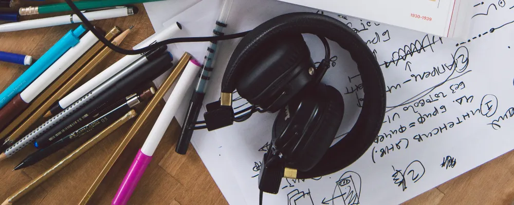 Fones de ouvido sobre materiais de estudo